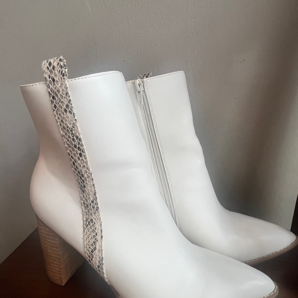 Elegant White Ankle Boots with Snakeskin‎ Detail